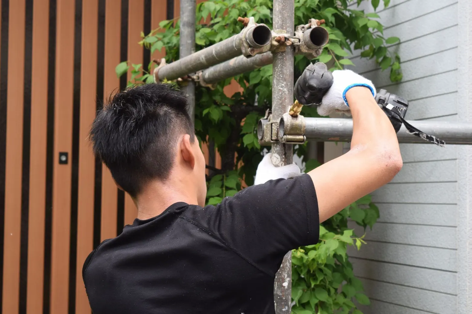 足場の上で作業する職人